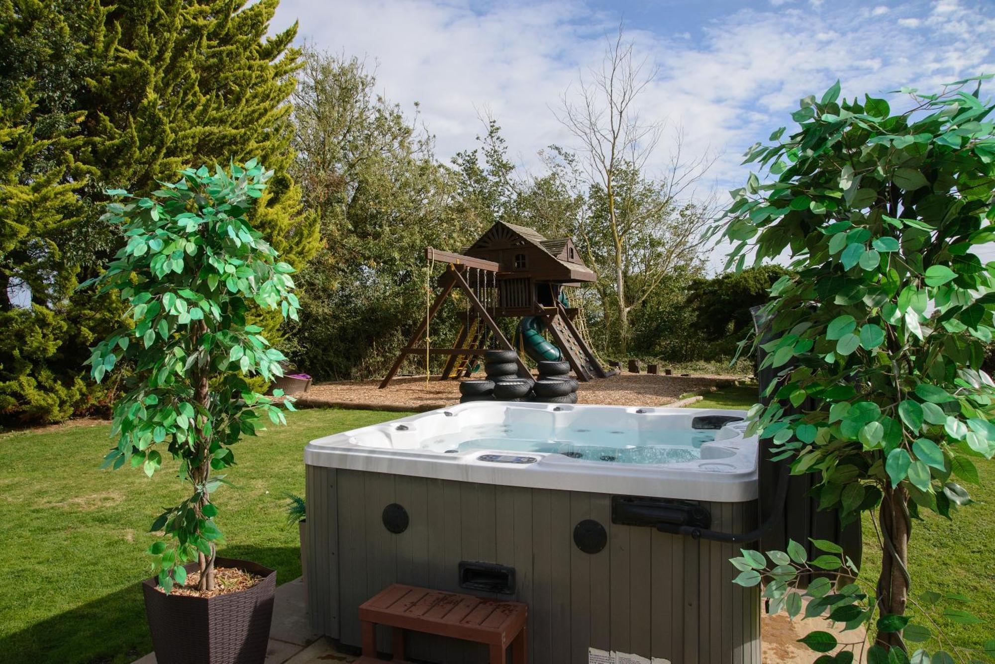 Deluxe 4 Or 5 Bed House With Hot Tub, Cinema Room Sleeps 15 Сафрън Уолдън Екстериор снимка