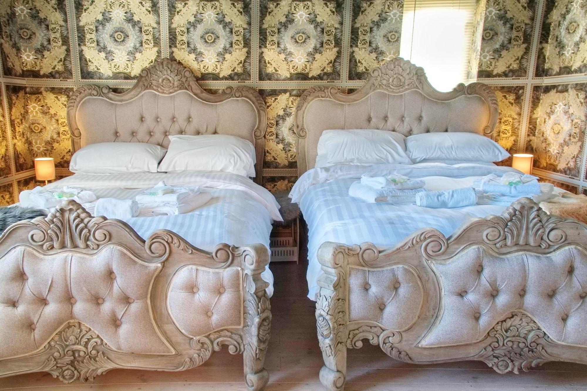Deluxe 4 Or 5 Bed House With Hot Tub, Cinema Room Sleeps 15 Сафрън Уолдън Екстериор снимка